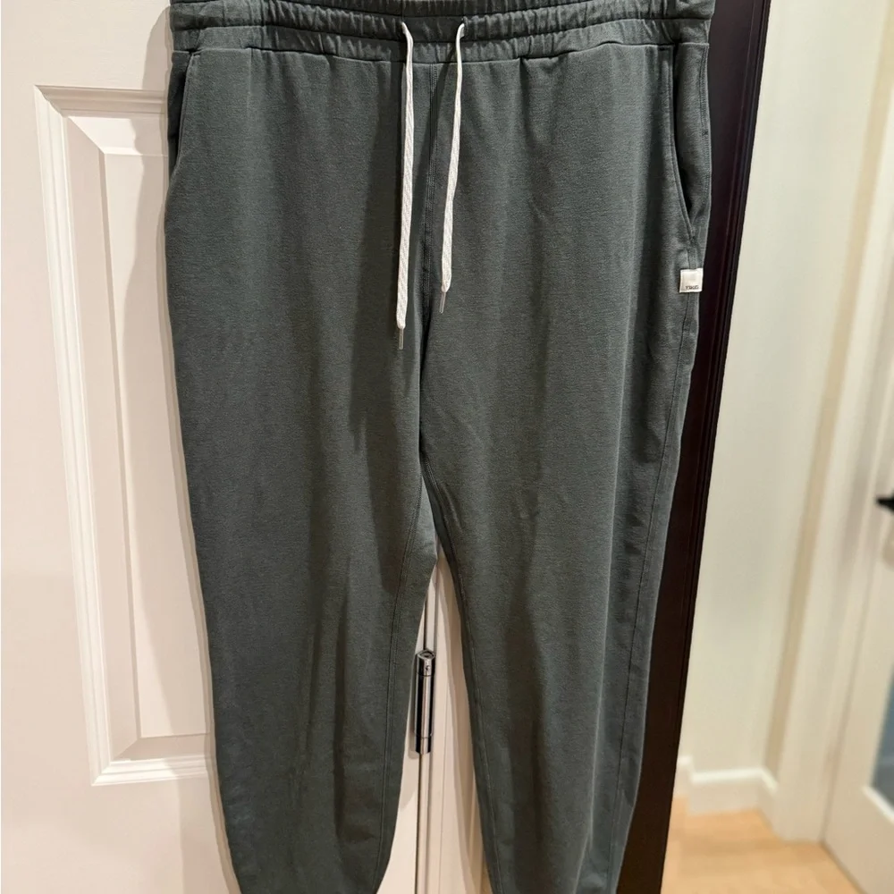 Vuori Women’s Performance Joggers Green Large - Picture 3 of 5